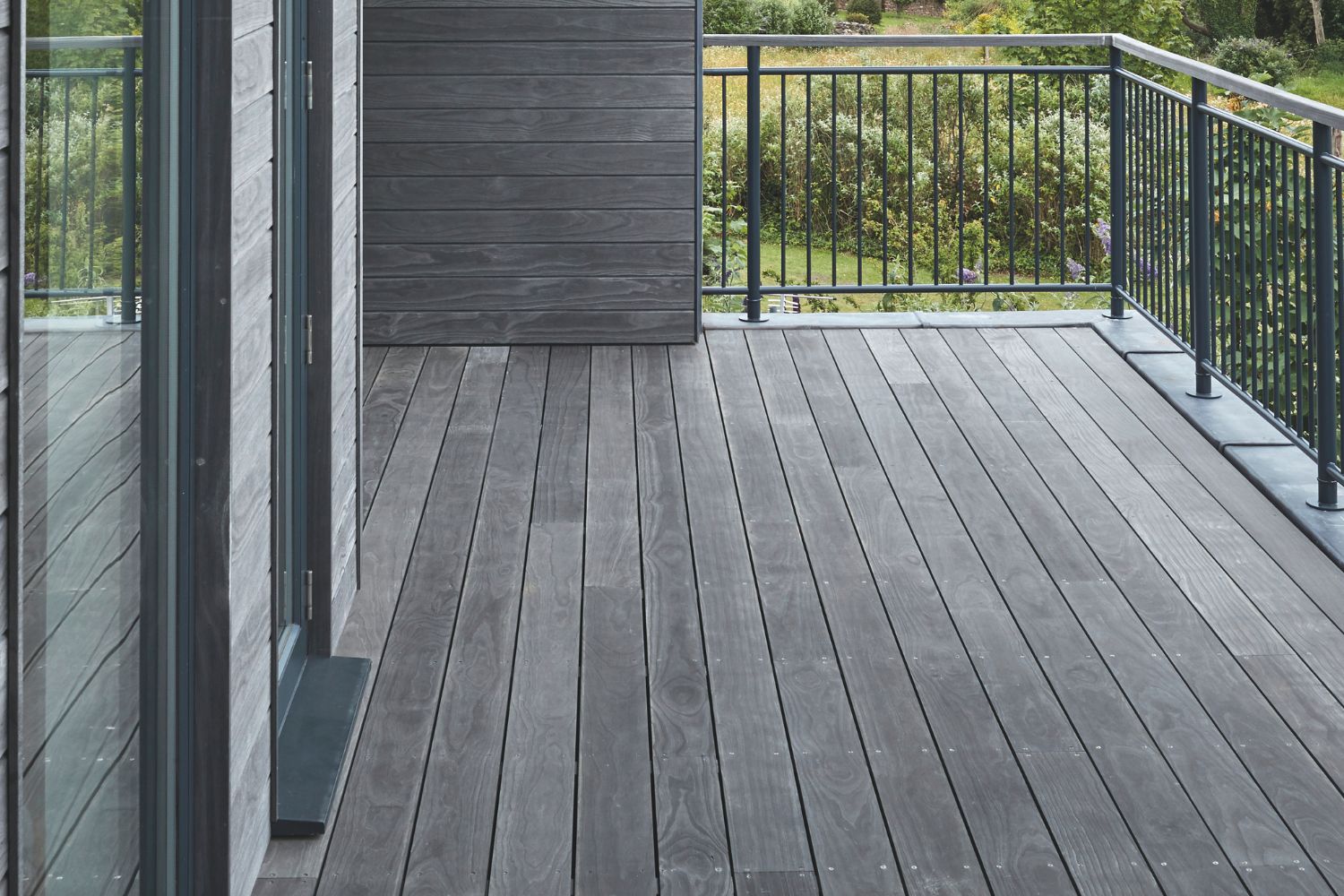 Terrasse aus nachhaltigem Accoya Holz