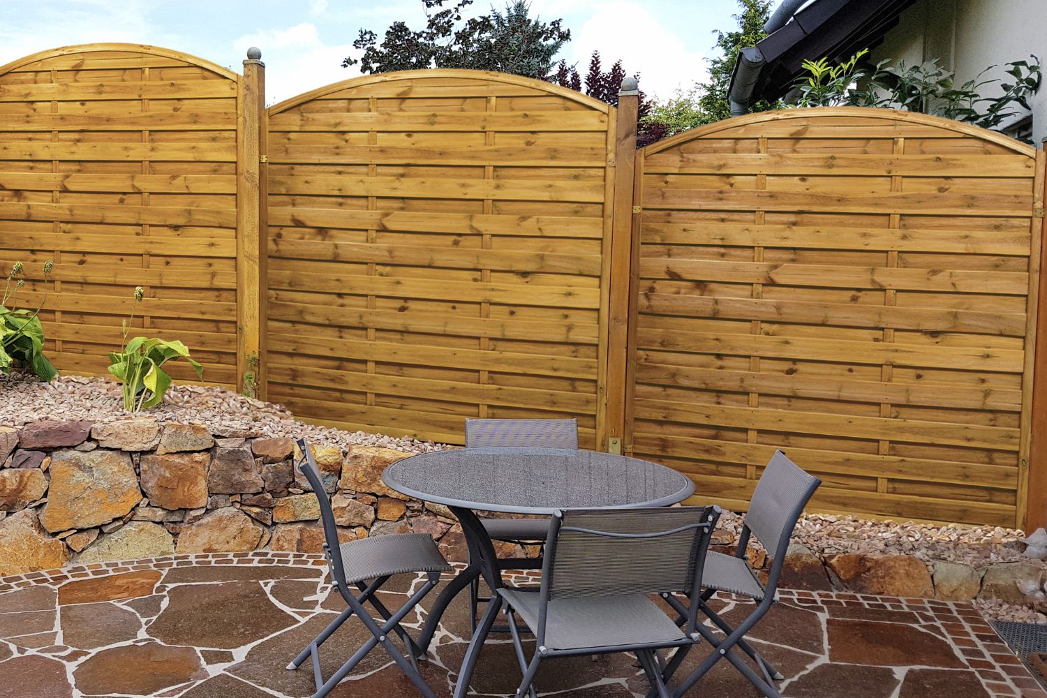 Dichtzaun aus KDI im Garten