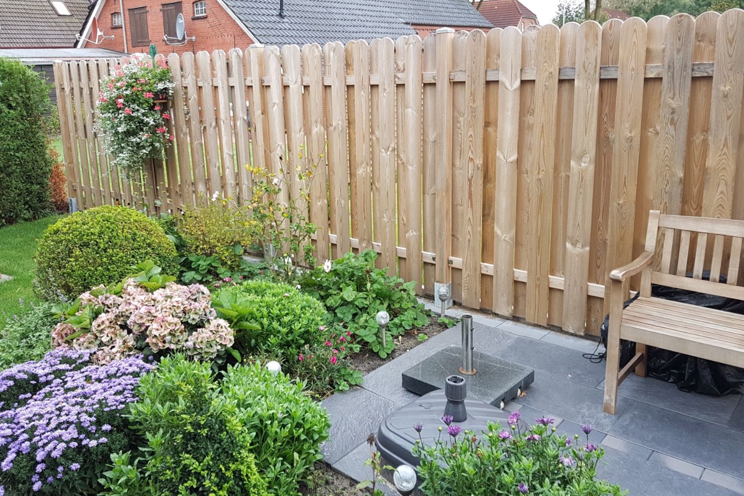 Bretterzaun aus KDI im Garten
