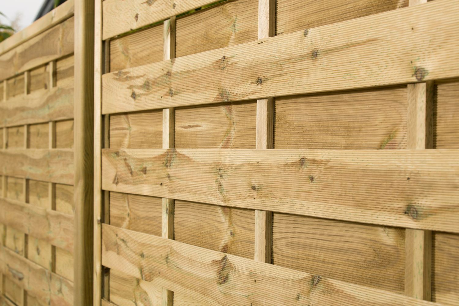 Geschlossene Sicht des Dichtzauns von der frontalen Ansicht Dichtzaun aus KDI