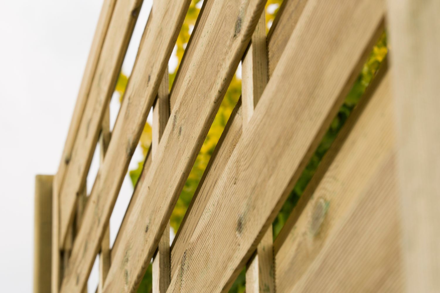 Leicht durchlässige Sicht des Dichtzauns von der schrägen Ansicht Dichtzaun aus KDI