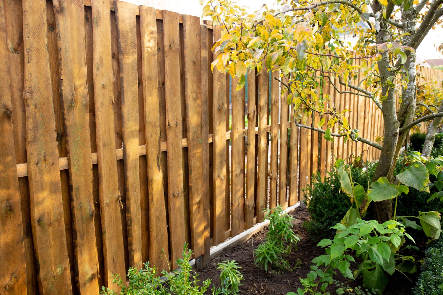 Schwartenzaun aus KDI im Garten
