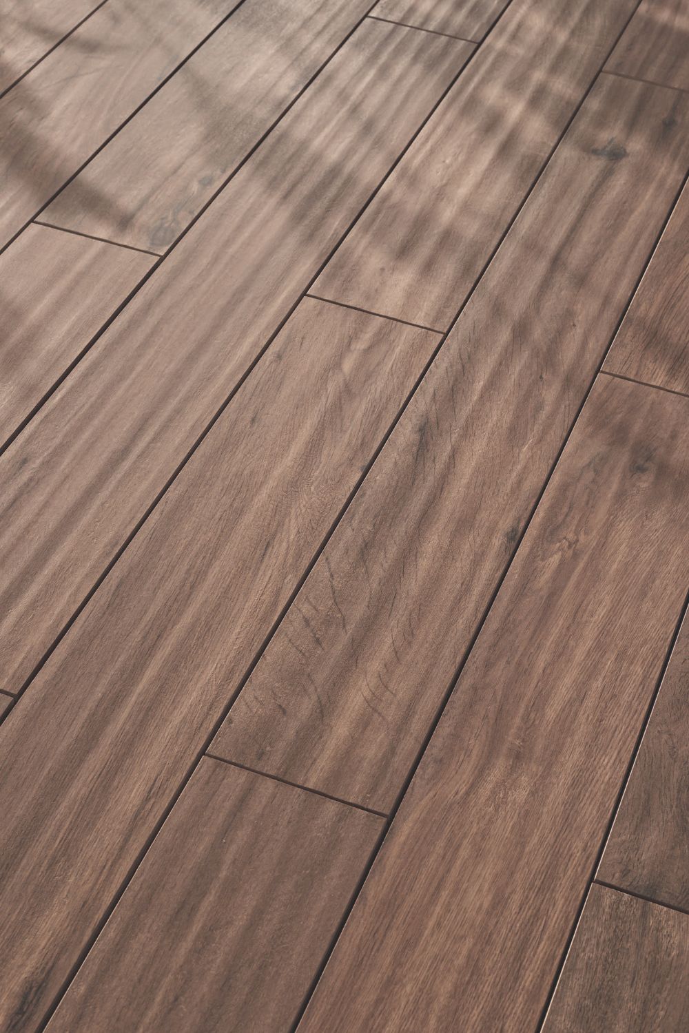 Verlegungsbeispiel von Keramikfliese in walnuss