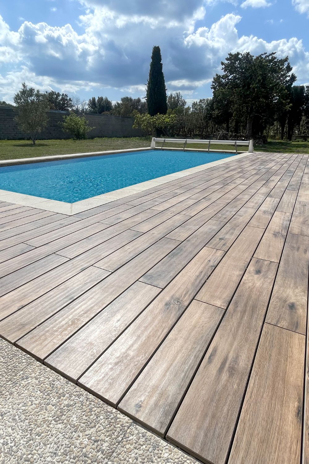 Keramikfliese in walnuss als Poolumrandung