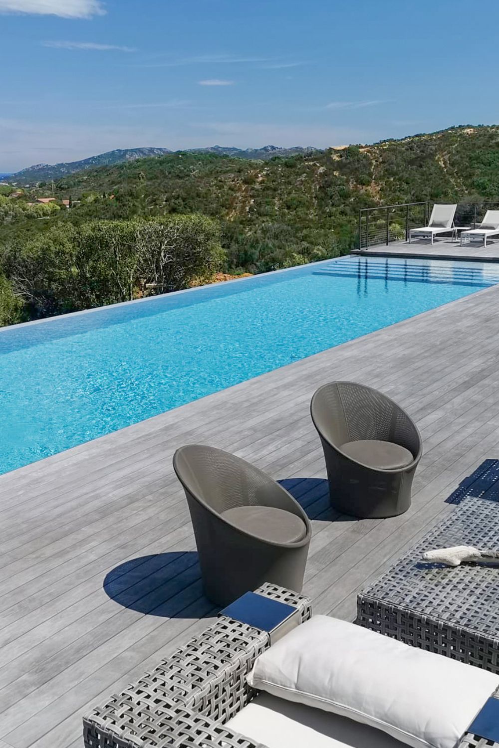 Poolumrandung aus Accoya in grau