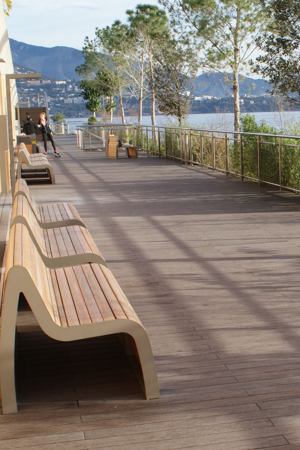 Terrassendiele aus Bambus als Promenade