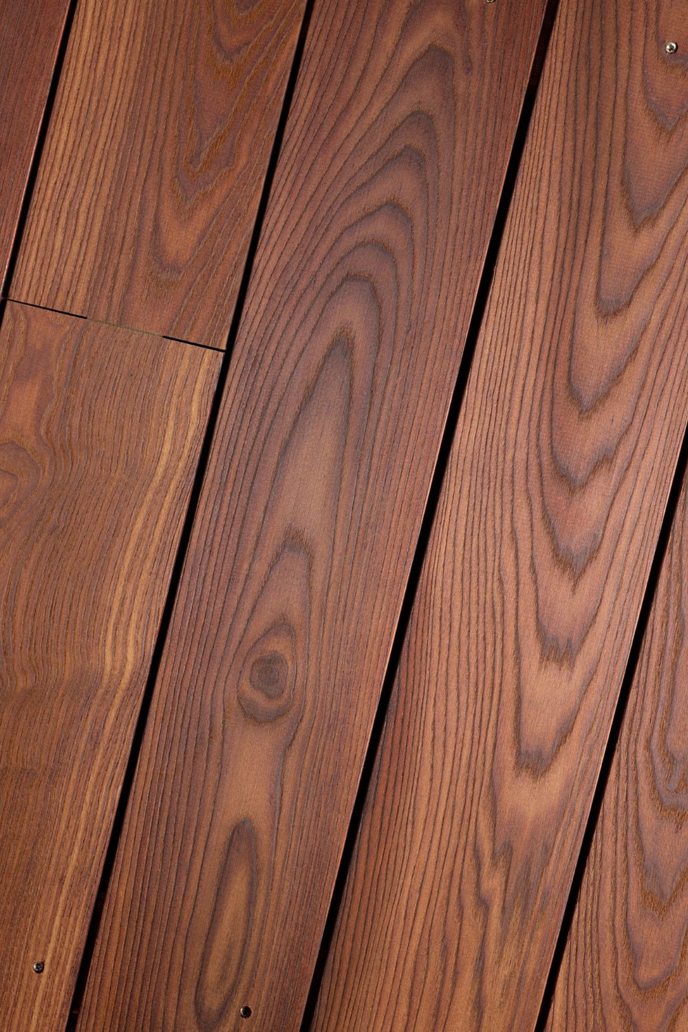 Verlegungsbeispiel von Terrassendiele aus thermisch modifizierte Esche 